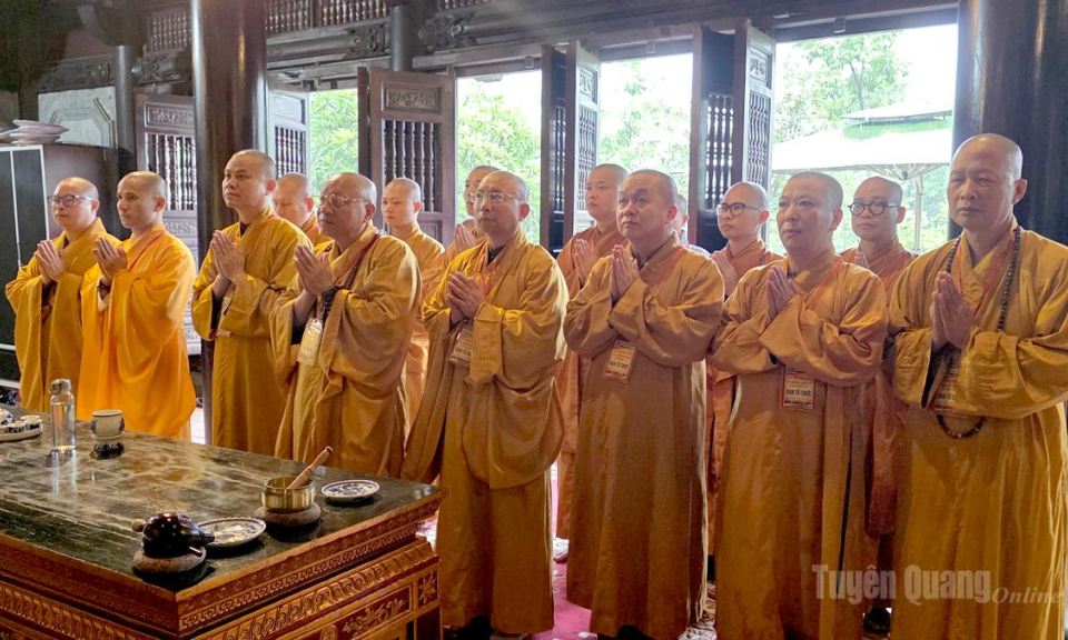 Đo&agrave;n đại biểu dự Đại hội Phật gi&aacute;o tỉnh Tuy&ecirc;n Quang lần thứ I, d&acirc;ng hương tưởng nhớ Chủ tịch Hồ Ch&iacute; Minh v&agrave; c&aacute;c Anh h&ugrave;ng liệt sĩ