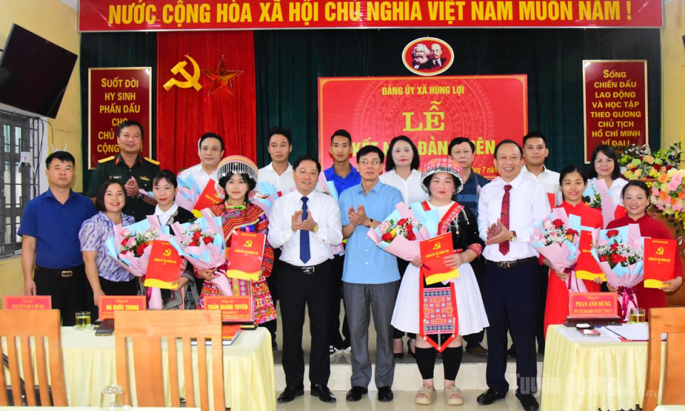 Đảng ủy x&atilde; H&ugrave;ng Lợi tổ chức kết nạp 10 đảng vi&ecirc;n mới