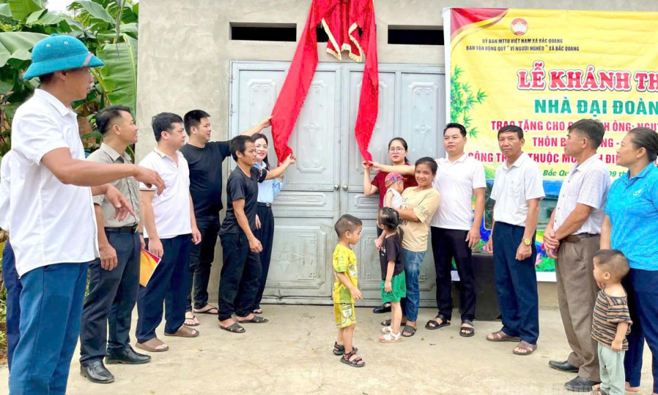 Bắc Quang b&agrave;n giao nh&agrave; Đại đo&agrave;n kết cho hộ ngh&egrave;o th&ocirc;n Bảo Thắng