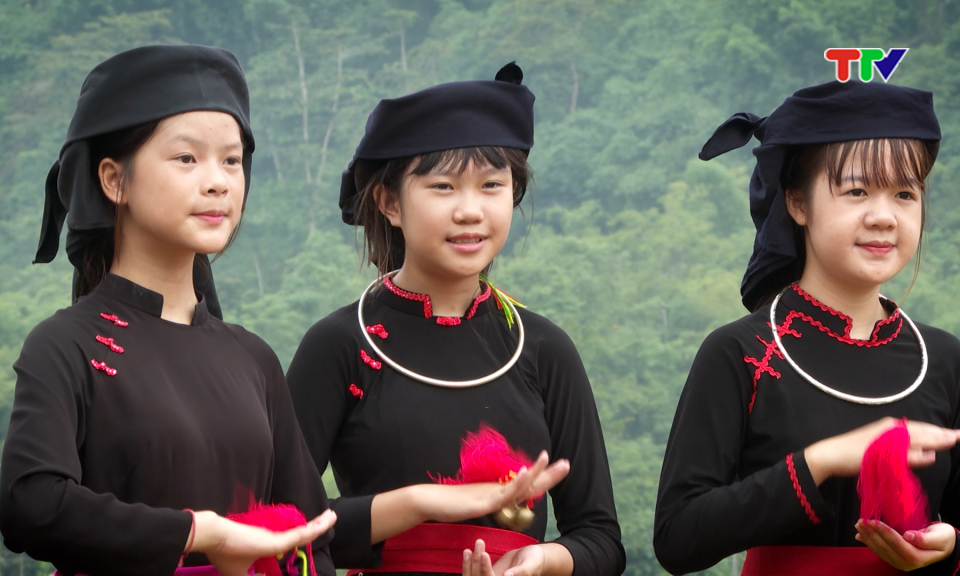 Ca nhac| Kh&uacute;c h&aacute;t qu&ecirc; hương