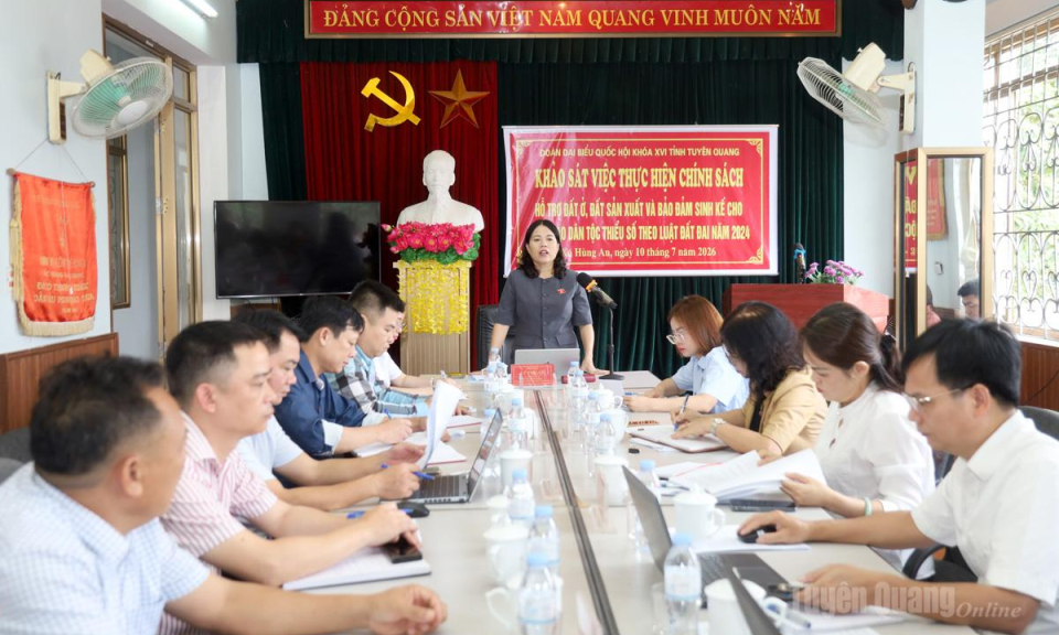 Đo&agrave;n ĐBQH kh&oacute;a XVI tỉnh khảo s&aacute;t c&ocirc;ng t&aacute;c quản l&yacute;, sử dụng đất tại x&atilde; H&ugrave;ng An