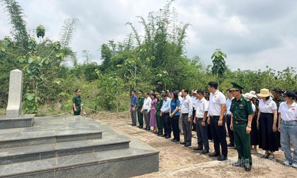 Chung sức vun đắp thế trận l&ograve;ng d&acirc;n nơi bi&ecirc;n giới