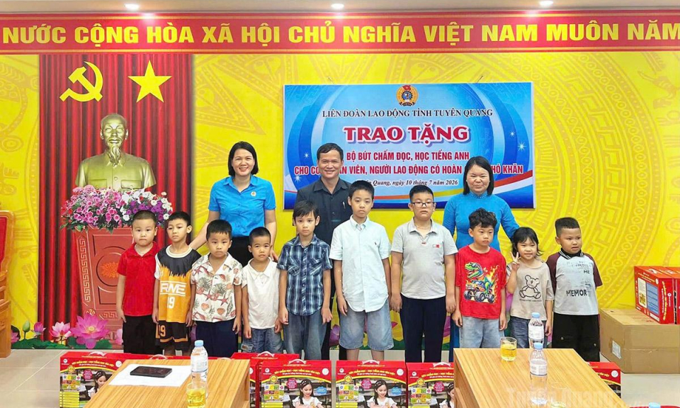 Li&ecirc;n đo&agrave;n Lao động tỉnh trao tặng b&uacute;t chấm đọc học tiếng Anh cho con đo&agrave;n vi&ecirc;n kh&oacute; khăn