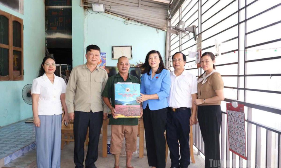 Ph&oacute; Chủ tịch HĐND tỉnh thăm hỏi c&aacute;c gia đ&igrave;nh ch&iacute;nh s&aacute;ch tại x&atilde; Vĩnh Tuy