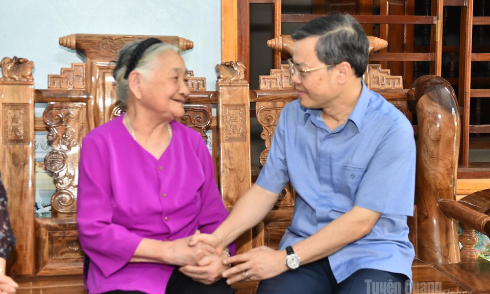 Đồng ch&iacute; Nguyễn Văn Sơn, Ph&oacute; B&iacute; thư Tỉnh ủy, Chủ tịch HĐND tỉnh thăm, tặng qu&agrave; người c&oacute; c&ocirc;ng tại x&atilde; Sơn Dương v&agrave; T&acirc;n Tr&agrave;o