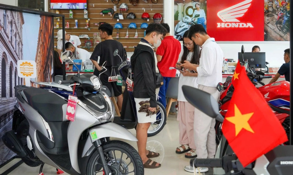 Thị trường xe m&aacute;y qu&yacute; II-2026: Nỗi lo "cấm xe xăng" vẫn &aacute;m ảnh