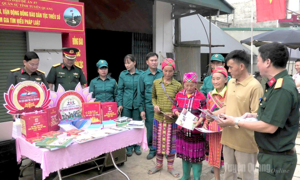 Tuy&ecirc;n truyền Chiến dịch 500 ng&agrave;y đ&ecirc;m tại chợ phi&ecirc;n H&ugrave;ng Lợi