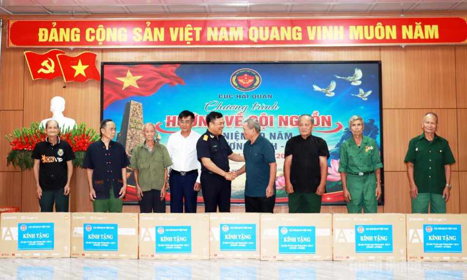 Cục Hải quan Việt Nam tặng qu&agrave; gia đ&igrave;nh ch&iacute;nh s&aacute;ch tại x&atilde; Thanh Thủy
