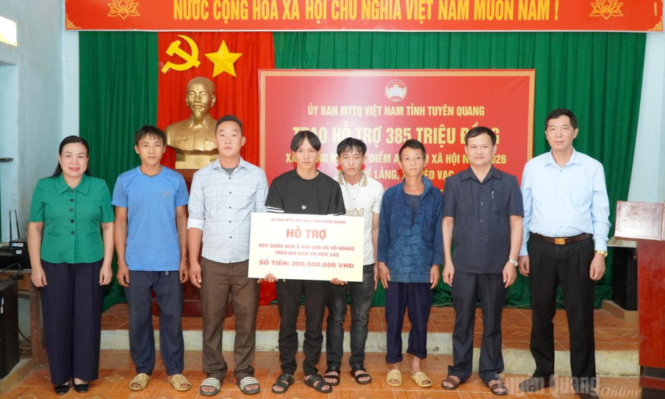 Ủy ban MTTQ Việt Nam tỉnh trao hỗ trợ an sinh x&atilde; hội cho người d&acirc;n th&ocirc;n Đề Lảng
