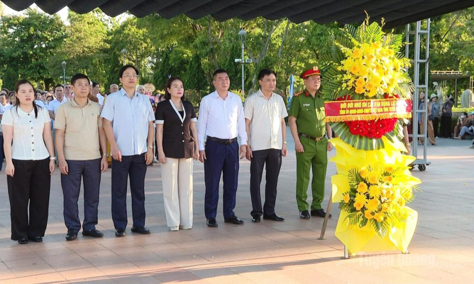 Đo&agrave;n c&ocirc;ng t&aacute;c của tỉnh d&acirc;ng hương tại Th&agrave;nh cổ Quảng Trị