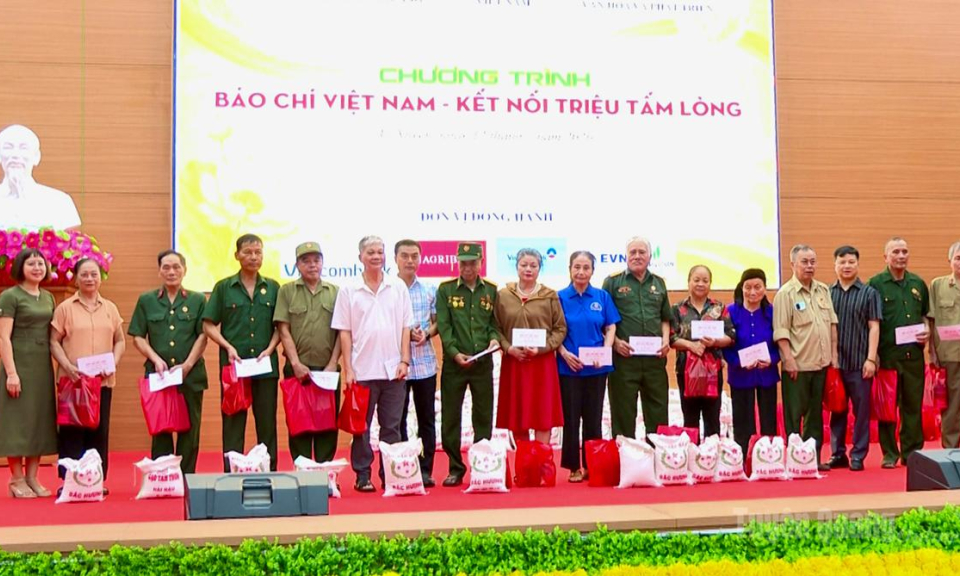 Chương tr&igrave;nh &ldquo;B&aacute;o ch&iacute; Việt Nam - Kết nối triệu tấm l&ograve;ng&rdquo; trao 130 suất qu&agrave; tri &acirc;n người c&oacute; c&ocirc;ng tại x&atilde; Vị Xuy&ecirc;n