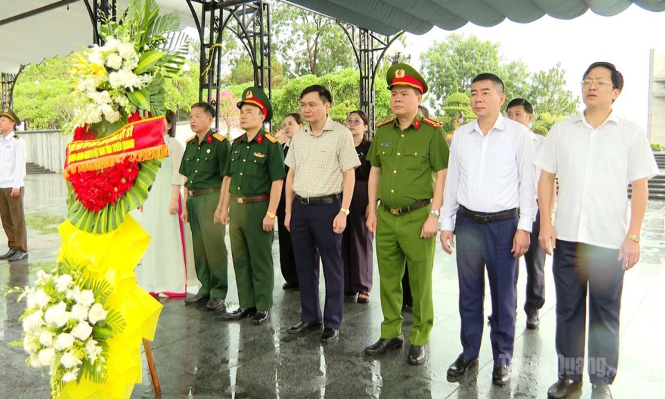 Đo&agrave;n c&ocirc;ng t&aacute;c của tỉnh d&acirc;ng hương tại Nghĩa trang liệt sĩ Quốc gia Đường 9 v&agrave; Nghĩa trang liệt sĩ Quốc gia Trường Sơn