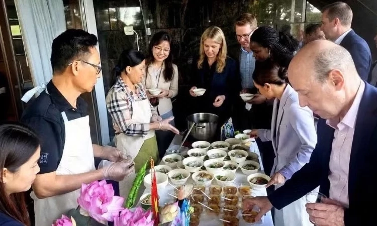 Phở Việt Nam - Điểm nhấn nổi bật trong sự kiện giao lưu văn h&oacute;a v&agrave; ẩm thực ASEAN tại Phần Lan