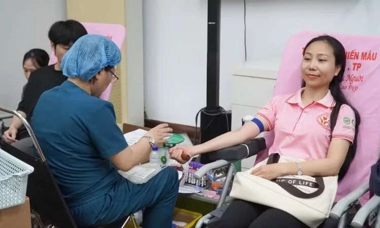 Hơn 300 người hiến m&aacute;u nh&acirc;n đạo tại Tổng L&atilde;nh sự qu&aacute;n Vương quốc Th&aacute;i Lan