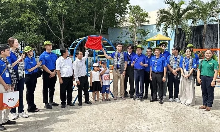 Du học sinh từ bốn quốc gia tham gia Chiến dịch t&igrave;nh nguyện &ldquo;M&ugrave;a h&egrave; xanh&rdquo; tại x&atilde; đảo Thạnh An