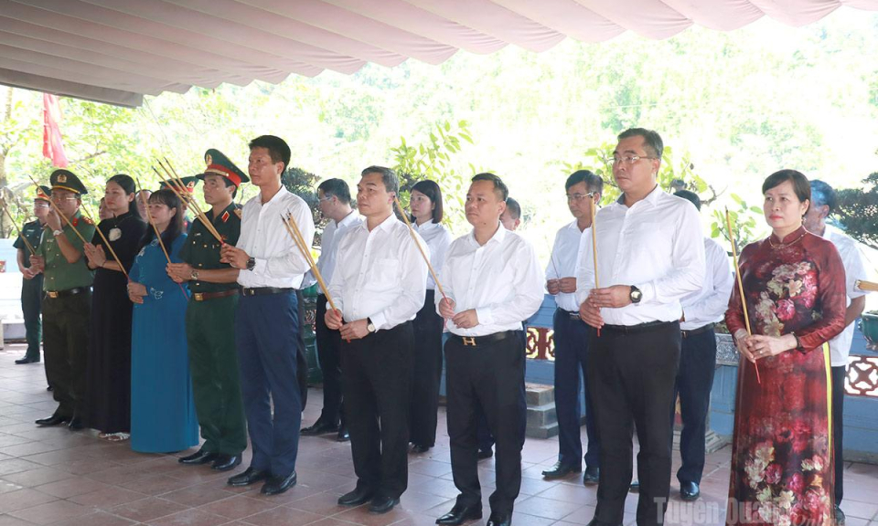 Đo&agrave;n c&ocirc;ng t&aacute;c Tỉnh ủy L&agrave;o Cai d&acirc;ng hương tri &acirc;n c&aacute;c Anh h&ugrave;ng liệt sĩ