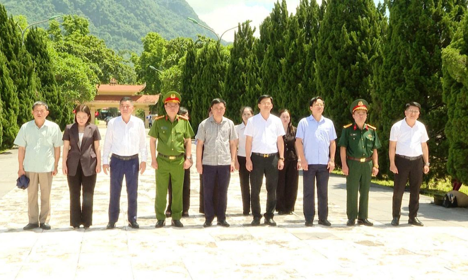Đo&agrave;n Tuy&ecirc;n Quang d&acirc;ng hương tại Nghĩa trang liệt sĩ Quốc tế Đồng T&acirc;m