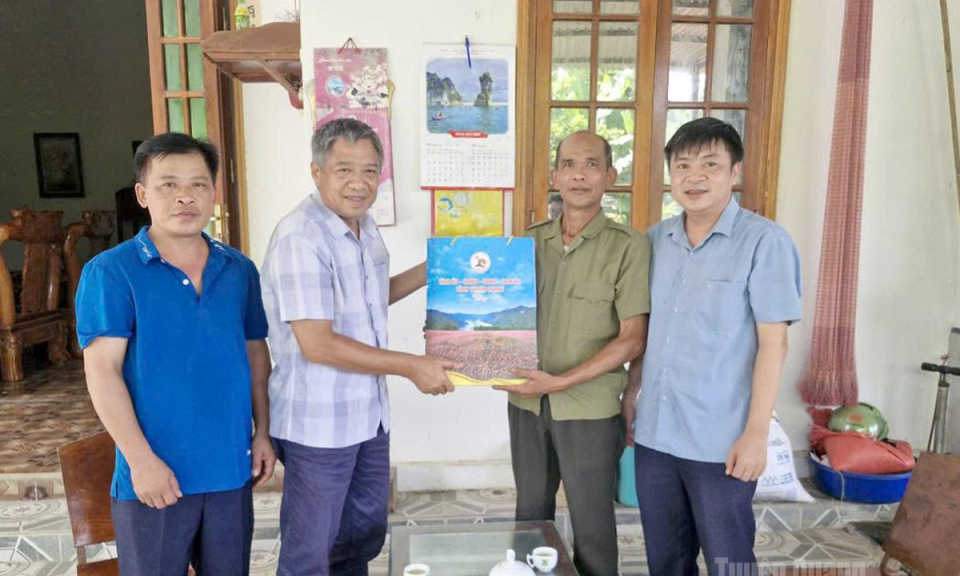 Đồng ch&iacute; Nguyễn Hồng Trang thăm, tặng qu&agrave; người c&oacute; c&ocirc;ng tại H&ograve;a An v&agrave; Chi&ecirc;m H&oacute;a