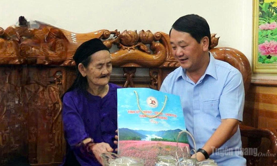 Đồng ch&iacute; B&iacute; thư Tỉnh ủy Hầu A Lềnh thăm, tặng qu&agrave; Mẹ Việt Nam Anh h&ugrave;ng v&agrave; thương binh x&atilde; Sơn Dương