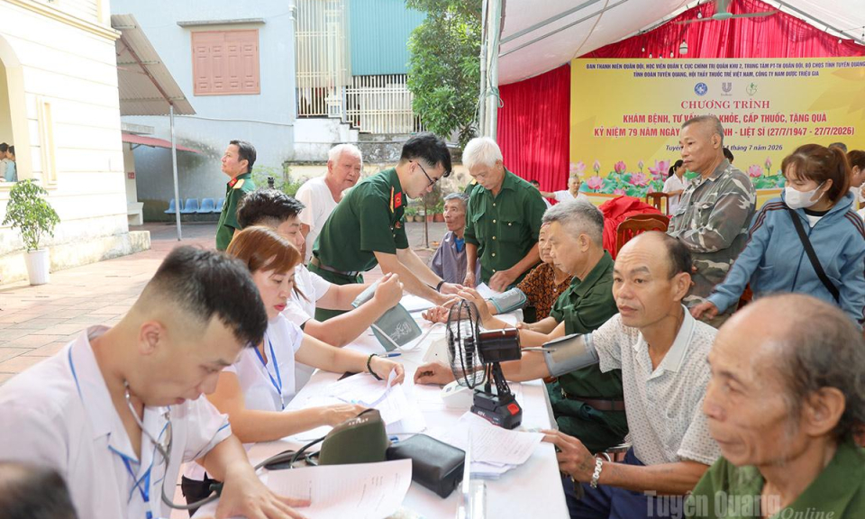 Học viện Qu&acirc;n y tổ chức chương tr&igrave;nh kh&aacute;m bệnh, cấp thuốc, tặng qu&agrave; cho người c&oacute; c&ocirc;ng v&agrave; đối tượng ch&iacute;nh s&aacute;ch tại x&atilde; Linh Hồ