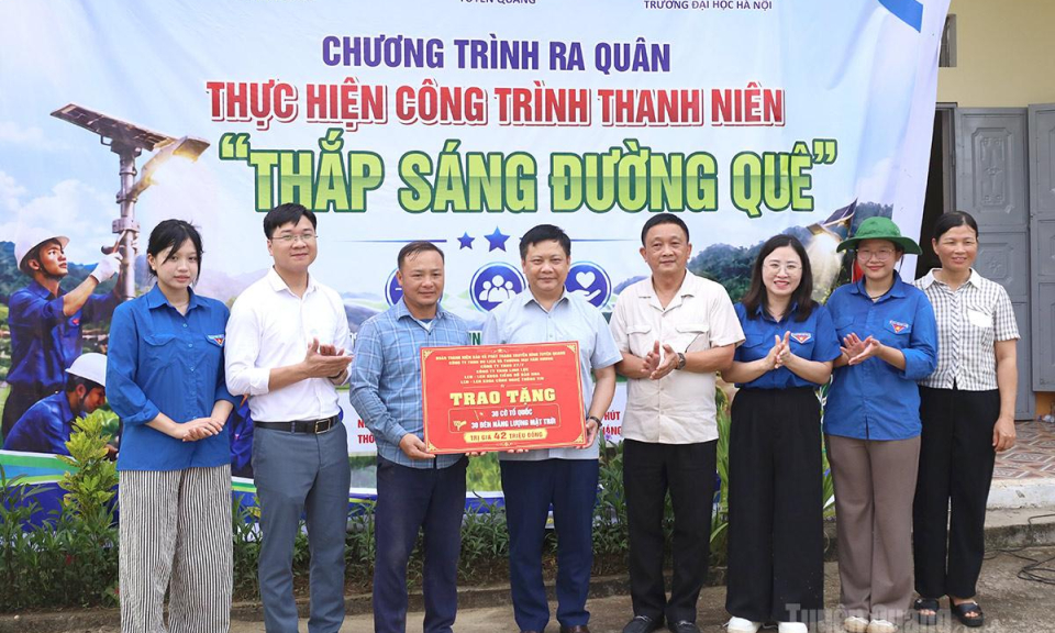 Hỗ trợ 60 triệu đồng x&acirc;y dựng c&ocirc;ng tr&igrave;nh "Thắp s&aacute;ng đường qu&ecirc;" tại Trung H&agrave;