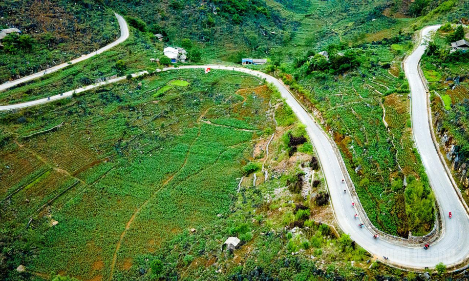 Cung đường v&ugrave;ng cao, kh&uacute;c cua chữ M, x&atilde; Lũng Ph&igrave;n