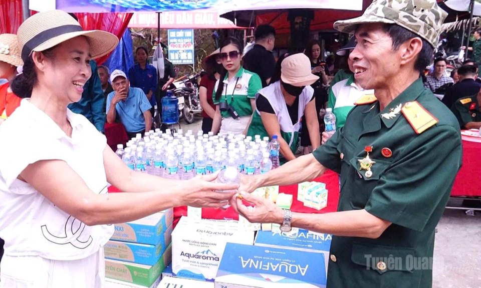Ph&aacute;t nước phục vụ cựu chiến binh về thăm Mặt trận Vị Xuy&ecirc;n