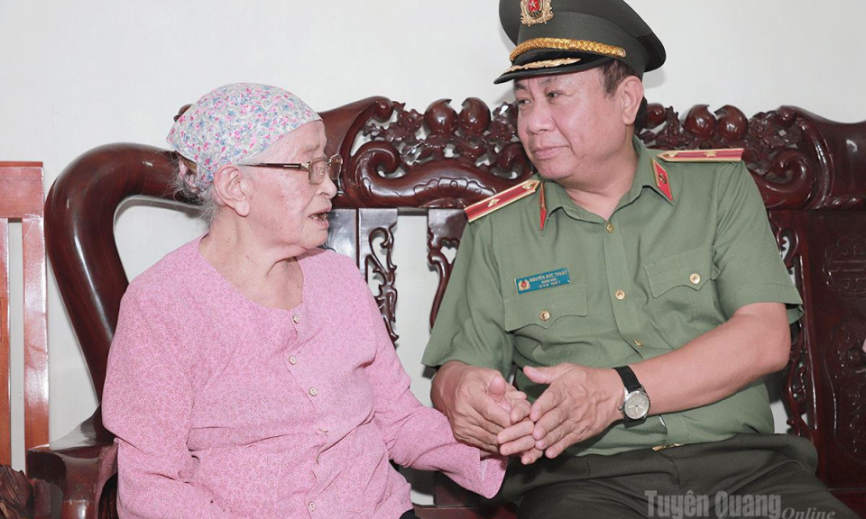 Đồng ch&iacute; Gi&aacute;m đốc C&ocirc;ng an tỉnh thăm, tặng qu&agrave; người c&oacute; c&ocirc;ng với c&aacute;ch mạng tại x&atilde; Sơn Thuỷ v&agrave; Ph&uacute; Lương