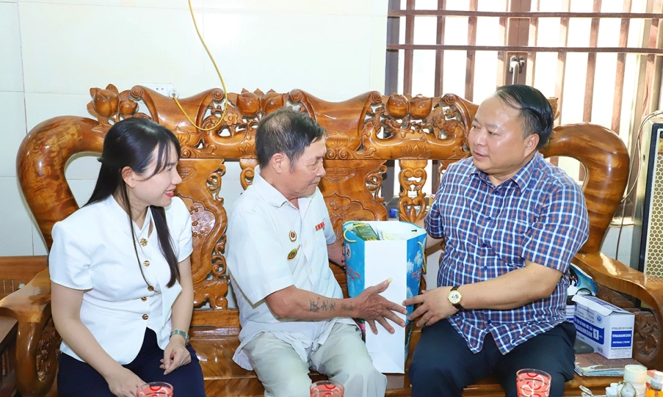 Chủ tịch UBND tỉnh Phan Huy Ngọc thăm, tặng qu&agrave; gia đ&igrave;nh người c&oacute; c&ocirc;ng