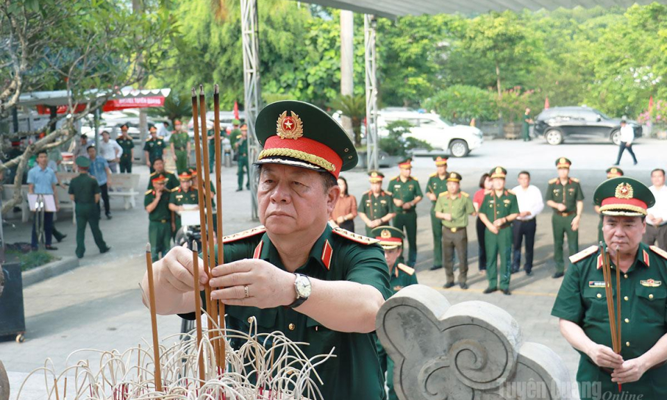 Đo&agrave;n c&ocirc;ng t&aacute;c Qu&acirc;n ủy Trung ương v&agrave; Tổng cục Ch&iacute;nh trị Qu&acirc;n đội Nh&acirc;n d&acirc;n Việt Nam viếng c&aacute;c Anh h&ugrave;ng liệt sĩ tại Nghĩa trang Liệt sĩ Quốc gia Vị Xuy&ecirc;n