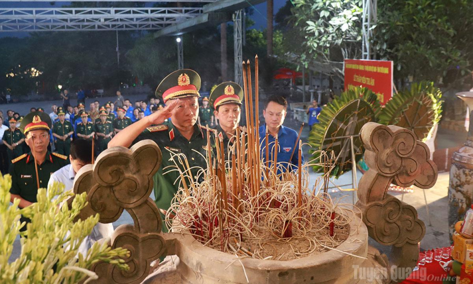 Thắp nến tri &acirc;n v&agrave; chương tr&igrave;nh nghệ thuật "Tiếp nối huyền thoại - Kh&aacute;t vọng non s&ocirc;ng" tại Nghĩa trang Liệt sĩ Vị Xuy&ecirc;n