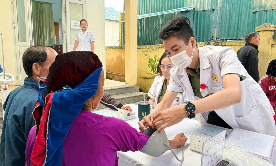 Bệnh viện 19-8, Bộ C&ocirc;ng an kh&aacute;m bệnh miễn ph&iacute;, tặng qu&agrave; gia đ&igrave;nh ch&iacute;nh s&aacute;ch tại x&atilde; Lũng C&uacute;