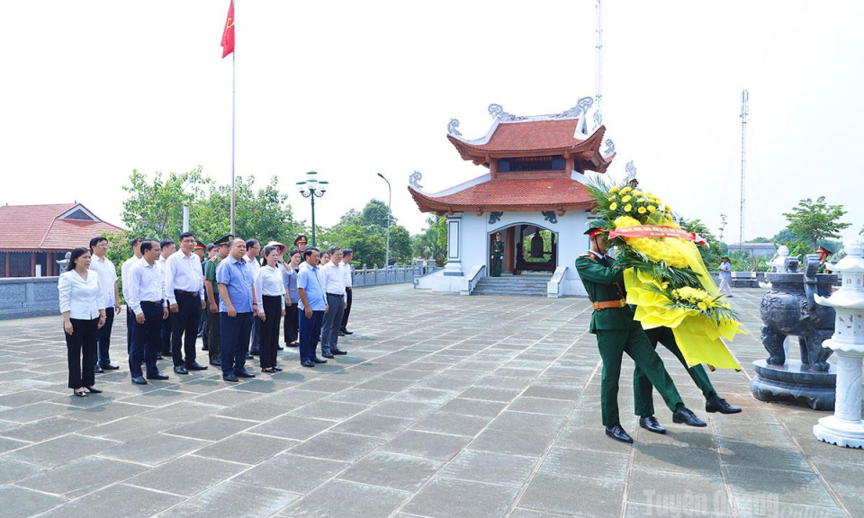 Đo&agrave;n c&ocirc;ng t&aacute;c tỉnh d&acirc;ng hương tưởng niệm c&aacute;c Anh h&ugrave;ng liệt sĩ tại Nghĩa trang liệt sĩ tỉnh Tuy&ecirc;n Quang