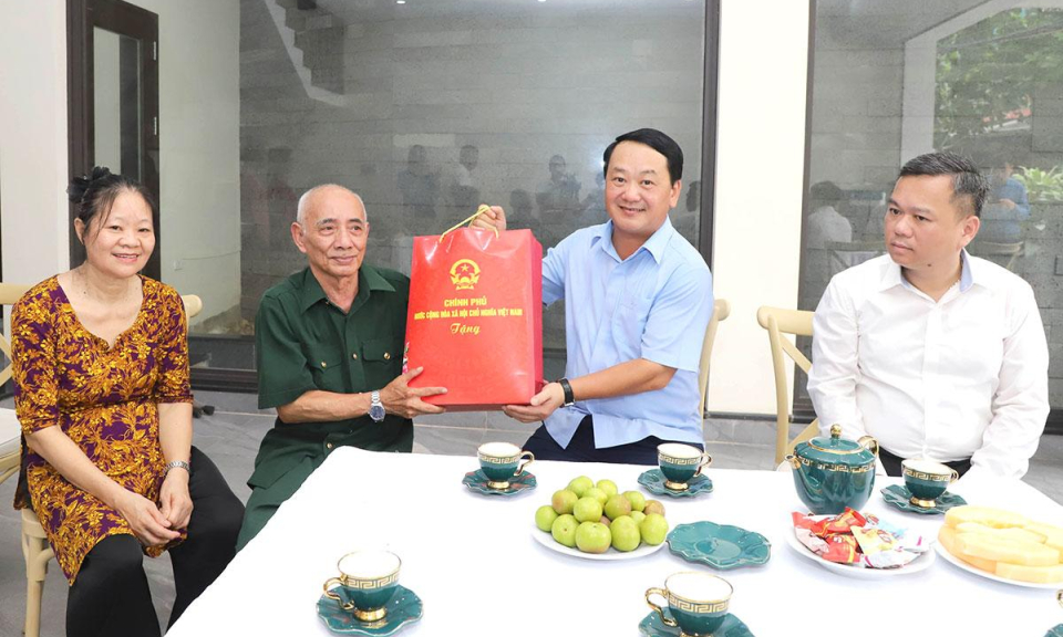 B&iacute; thư Tỉnh ủy Hầu A Lềnh thăm, tặng qu&agrave; gia đ&igrave;nh thương binh tại phường Minh Xu&acirc;n