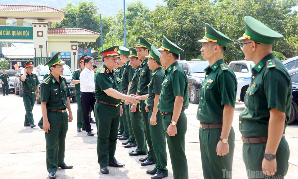 Đại tướng Nguyễn Trọng Nghĩa thăm, l&agrave;m việc tại x&atilde; Thanh Thủy
