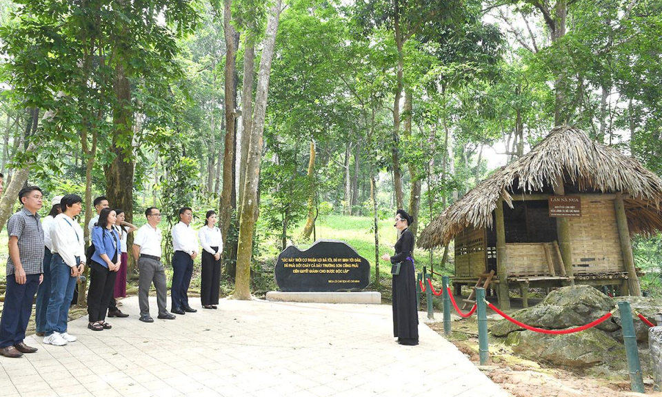 Đo&agrave;n c&ocirc;ng t&aacute;c của Văn ph&ograve;ng Th&agrave;nh ủy Đ&agrave; Nẵng d&acirc;ng hương tại Khu di t&iacute;ch Quốc gia đặc biệt T&acirc;n Tr&agrave;o