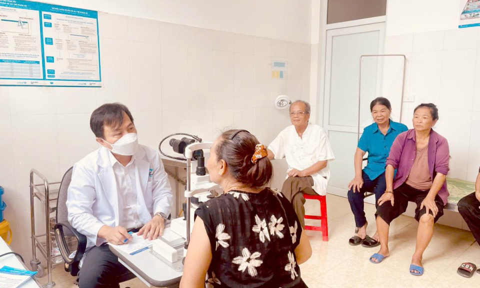 Kh&aacute;m, cấp ph&aacute;t thuốc mắt miễn ph&iacute; cho gần 200 người d&acirc;n x&atilde; Kiến Thiết