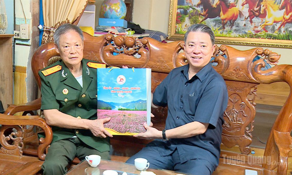 C&aacute;c đồng ch&iacute; l&atilde;nh đạo tỉnh thăm, tặng qu&agrave; c&aacute;c gia đ&igrave;nh ch&iacute;nh s&aacute;ch