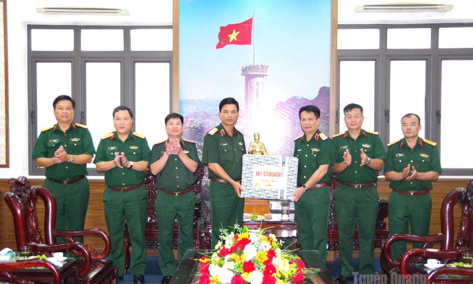 Tư lệnh Qu&acirc;n đo&agrave;n 12 L&ecirc; Xu&acirc;n Thu&acirc;n thăm, l&agrave;m việc v&agrave; tặng qu&agrave; gia đ&igrave;nh ch&iacute;nh s&aacute;ch tr&ecirc;n địa b&agrave;n tỉnh