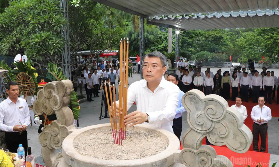 Thủ tướng Ch&iacute;nh phủ L&ecirc; Minh Hưng v&agrave; đo&agrave;n c&ocirc;ng t&aacute;c viếng Nghĩa trang Liệt sỹ Quốc gia Vị Xuy&ecirc;n