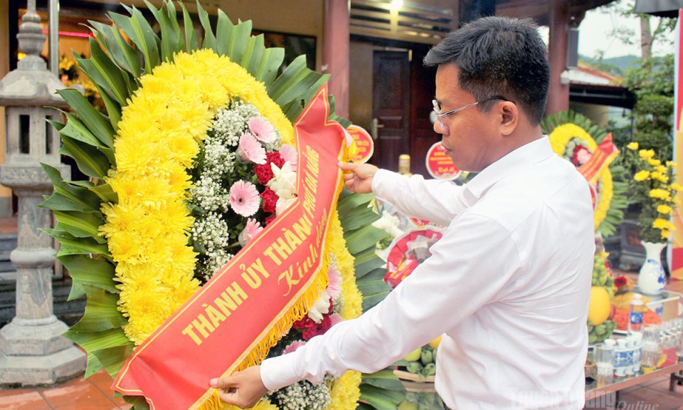 Đo&agrave;n c&ocirc;ng t&aacute;c Văn ph&ograve;ng Th&agrave;nh ủy Đ&agrave; Nẵng d&acirc;ng hương tri &acirc;n c&aacute;c Anh h&ugrave;ng liệt sĩ tại Điểm cao 468