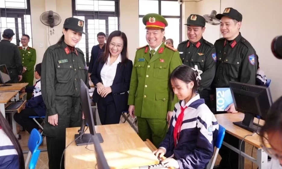 "Chương tr&igrave;nh Bệ ph&oacute;ng tin học": Gieo c&ocirc;ng nghệ, gặt niềm tin
