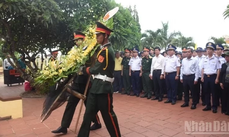 Cảnh s&aacute;t biển Việt Nam tổ chức nhiều hoạt động &yacute; nghĩa với ngư d&acirc;n đặc khu L&yacute; Sơn