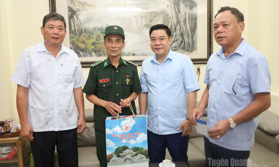 Ph&oacute; Chủ tịch UBND tỉnh Ho&agrave;ng Gia Long thăm, tặng qu&agrave; gia đ&igrave;nh ch&iacute;nh s&aacute;ch