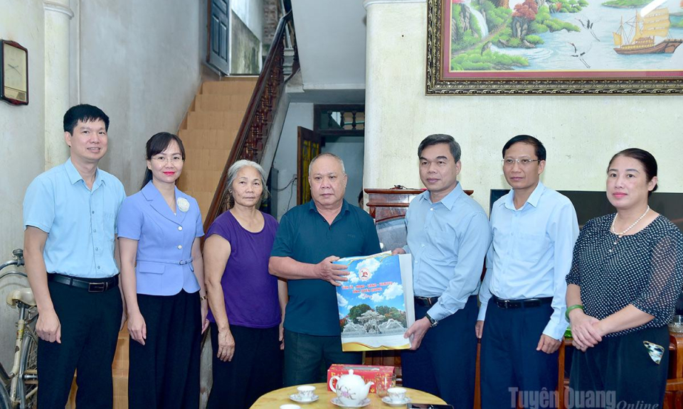 Ph&oacute; B&iacute; thư Tỉnh ủy, Chủ tịch Ủy ban MTTQ Việt Nam tỉnh Ma Thế Hồng thăm, tặng qu&agrave; người c&oacute; c&ocirc;ng tại x&atilde; H&agrave;m Y&ecirc;n v&agrave; x&atilde; B&igrave;nh Xa