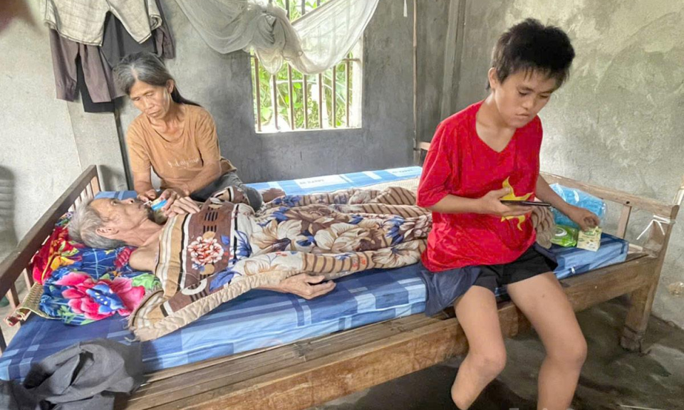 Thương người mẹ gồng g&aacute;nh hai nỗi đau