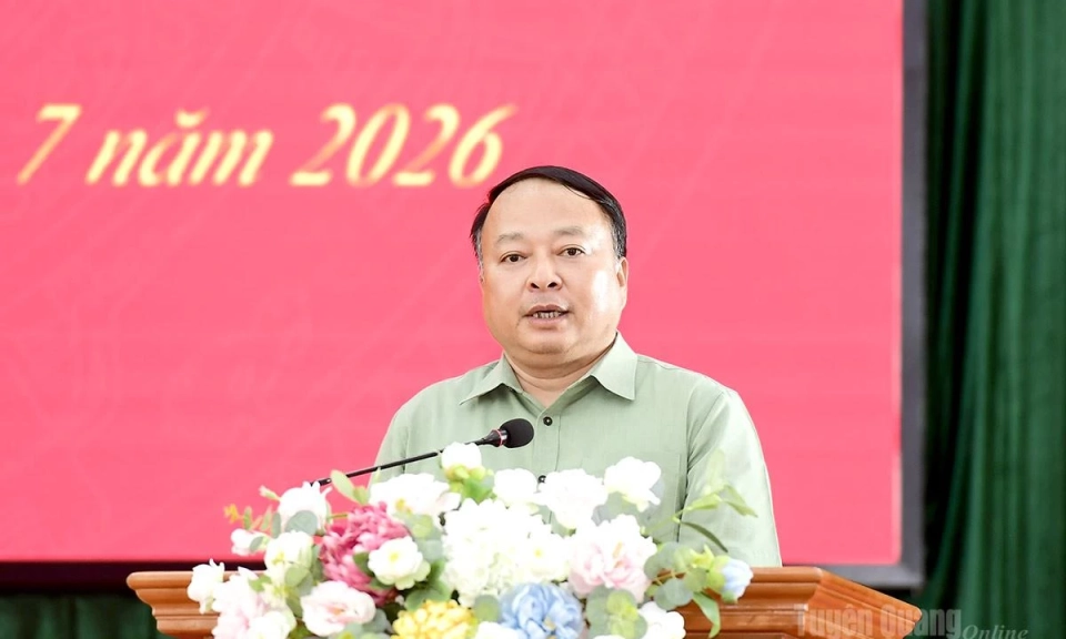 Ph&oacute; B&iacute; thư Tỉnh ủy, Chủ tịch UBND tỉnh Phan Huy Ngọc tiếp x&uacute;c cử tri x&atilde; Chi&ecirc;m H&oacute;a