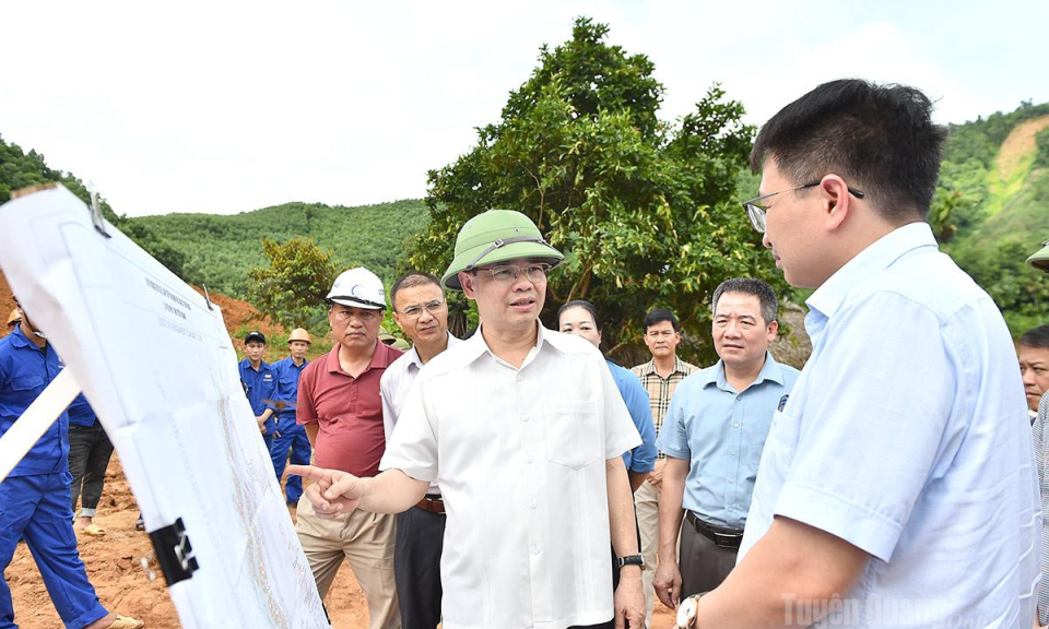Chủ tịch HĐND tỉnh Nguyễn Văn Sơn khảo s&aacute;t tiến độ hai c&ocirc;ng tr&igrave;nh đầu tư c&ocirc;ng trọng điểm