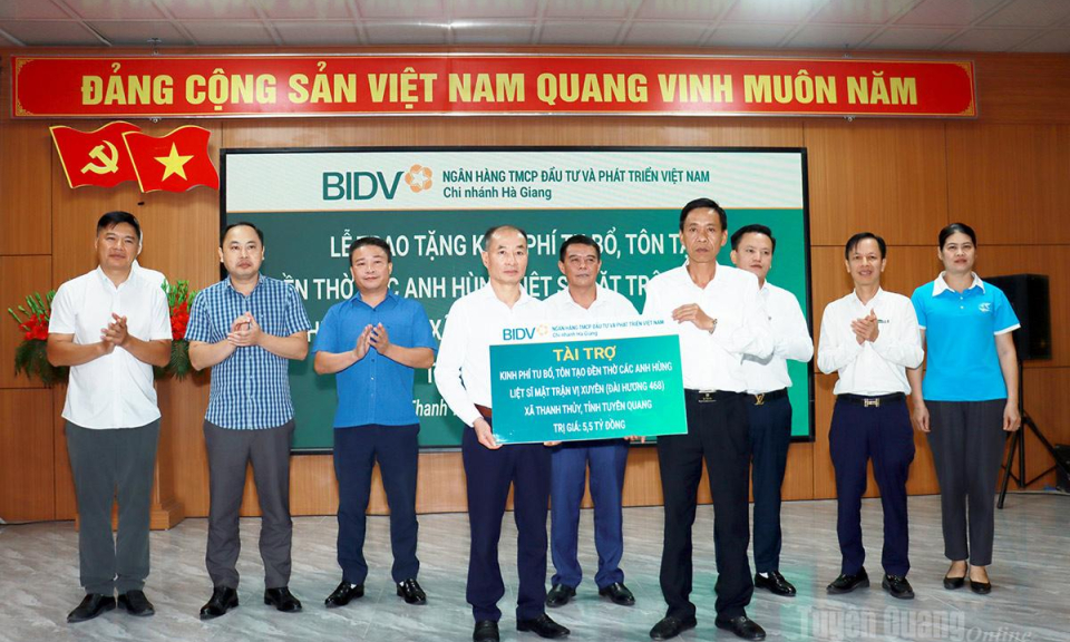 BIDV H&agrave; Giang trao tặng kinh ph&iacute; t&ocirc;n tạo Đền thờ c&aacute;c Anh h&ugrave;ng liệt sĩ Mặt trận Vị Xuy&ecirc;n