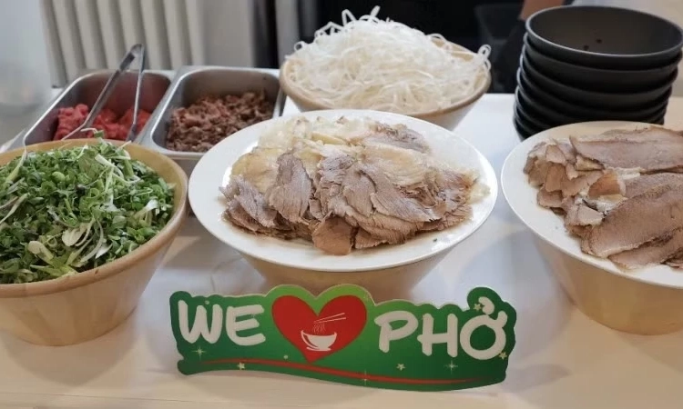 Mang hương vị phở Việt Nam đến với bạn b&egrave; Đức